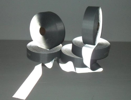 http://articulo.mercadolibre.com.ar/MLA-605351722-cinta-reflectiva-para-coser-ancho-5cm-x-rollo-de-100-metros-_JM