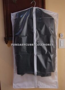 http://articulo.mercadolibre.com.ar/MLA-605672012-pack-x3-porta-vestidos-fundas-ropa-proteccion-suciedadhumed-_JM